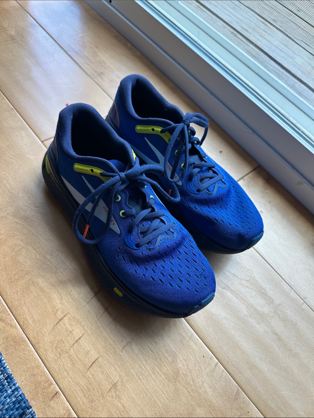 Brooks Ghost Max tennis shoes